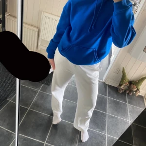 Blå hoodie - Säljer en snygg blå hoodie från bikbok i storlek XS, sitter som en S