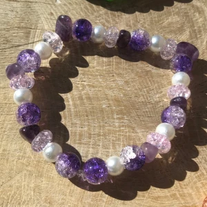Armband  - Vackert armband av lila och vita kristaller och glaspärlor.💜💎⚪️