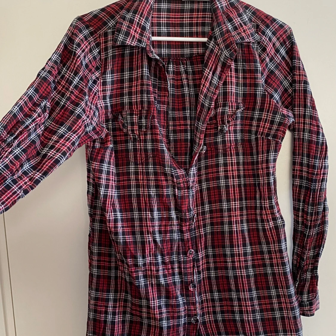 Rutig skjorta i rött och svart - 1