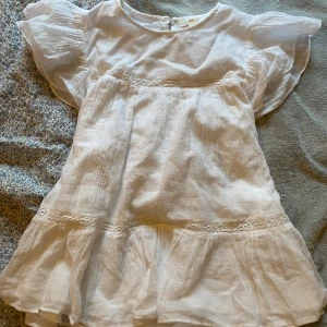 Vit blus från Gina Tricot - Jättesöt vit blus från gina tricot. Har bara används 1 eller 2 gånger🩷🩷