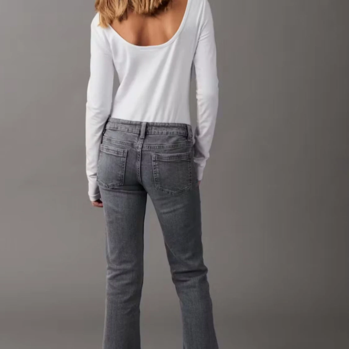 Grå jeans med fickdetaljer - 1