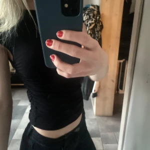 Figursydd topp - Snygg svart croppad topp som är figursydd med scrunch på sidorna!❤️‍🔥🤗