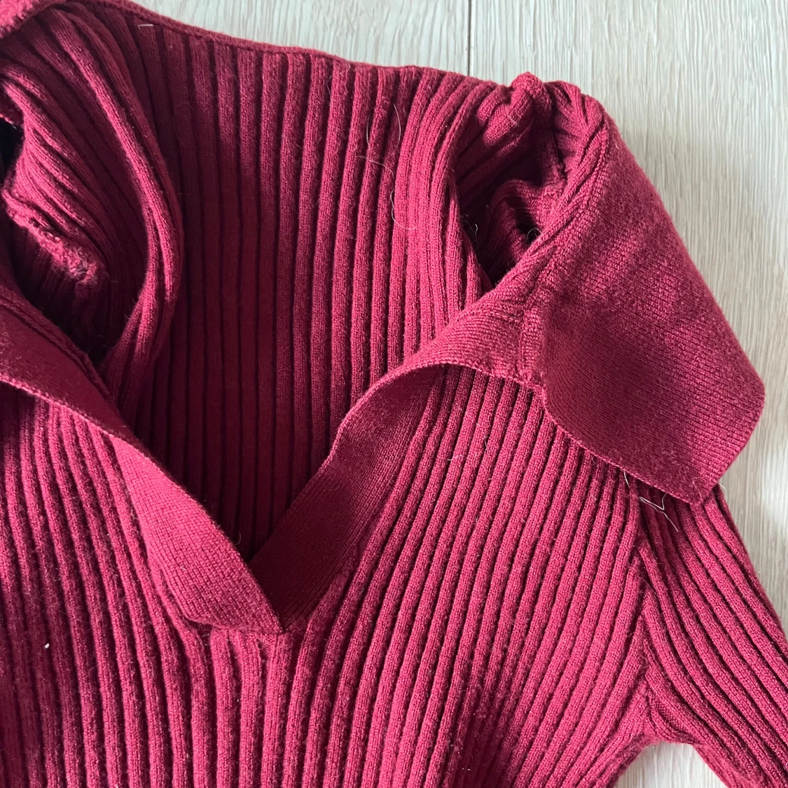 Vinröd ribbad tröja - 1