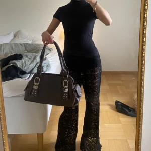 Brun handväska med metallspännen - Snygg brun handväska i skinn. Har en liten defekt inuti, men ingenting som syns särskilt mycket💖Hör av er vid intresse!