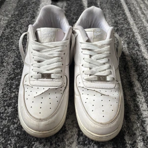 Air Force 1 - Säljer ett par Nike Air Force 1, de är creased och har små hål i botten men det är inget som stör när man har på sig dem