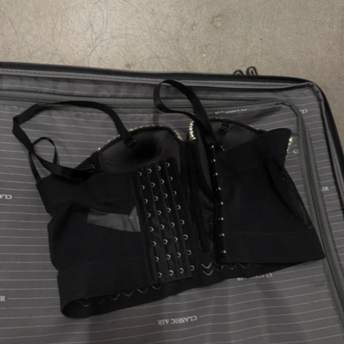 Svart korsettopp med strassdetaljer - 1