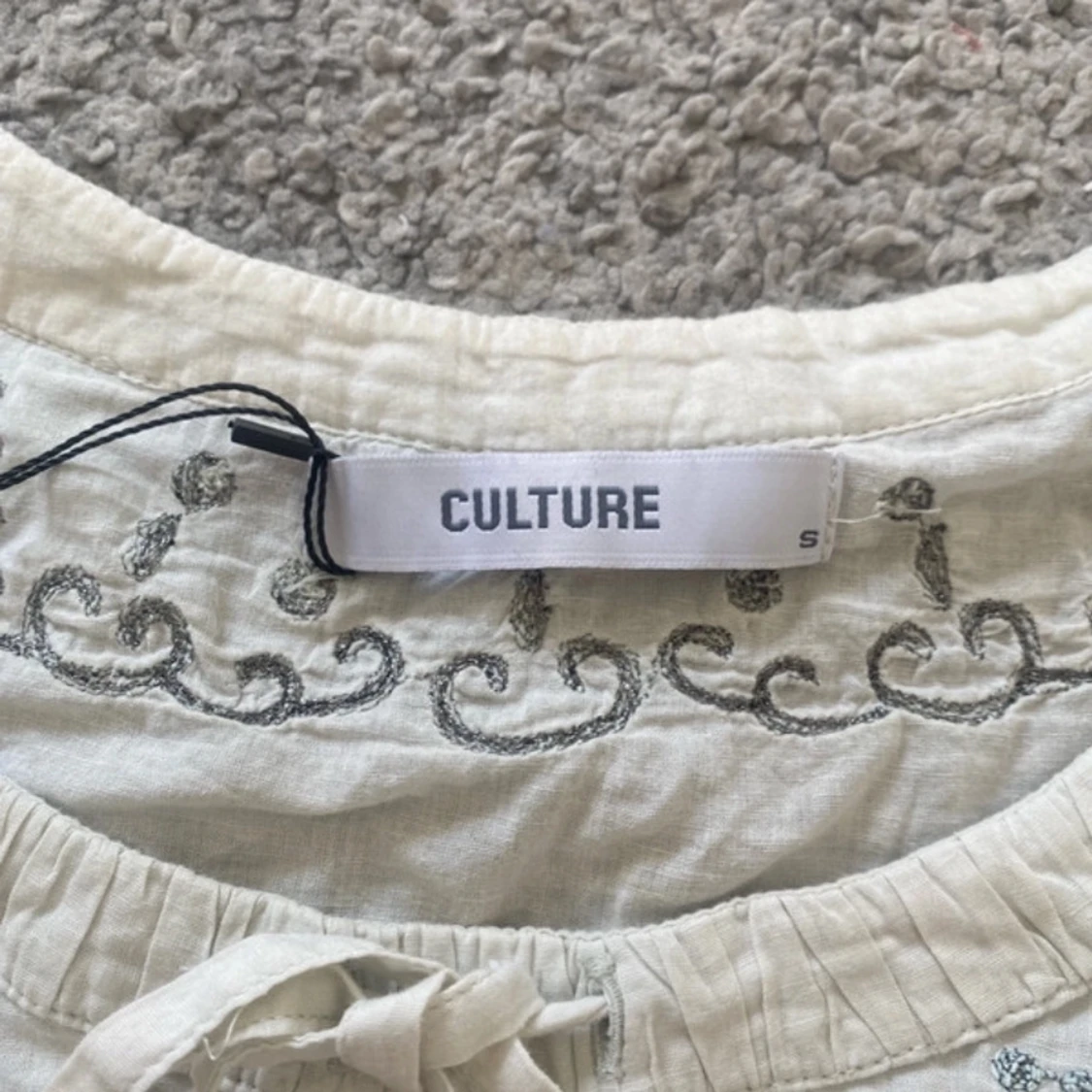 Blus med broderier  - 2