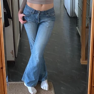 Lågmidjade jeans  - Så snygga!! W:30, L:30🦋 Midjemått: 74 cm