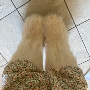 Vita pälsiga boots - Säljer ett par unika vita boots med päls. 