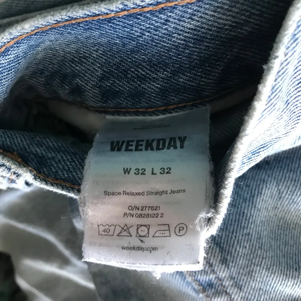 Säljer ett par blå jeans från Weekday i modellen Space Relaxed Straight. De har en klassisk femficksdesign och en knappgylf. Perfekta för en avslappnad stil.. Farkut & Housut.