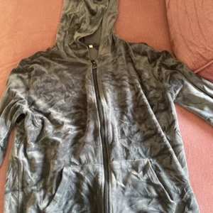 Grå velvet hoodie med dragkedja - Säljer en mjuk och bekväm grå hoodie med dragkedja. Den har  långa ärmar, . Materialet ser ut att vara i en skön och mysig kvalitet.