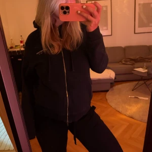 Ziphoodie från lexington - Säljer min så fina hoodie som köptes på NK förra året som inte kommit till nån användning. Knappt använd så väldigt fin i kvaliten. Köptes för 800:-💓pris kan alltid diskuteras!