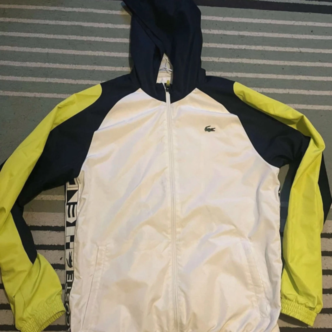 Vit och gul vindjacka från Lacoste