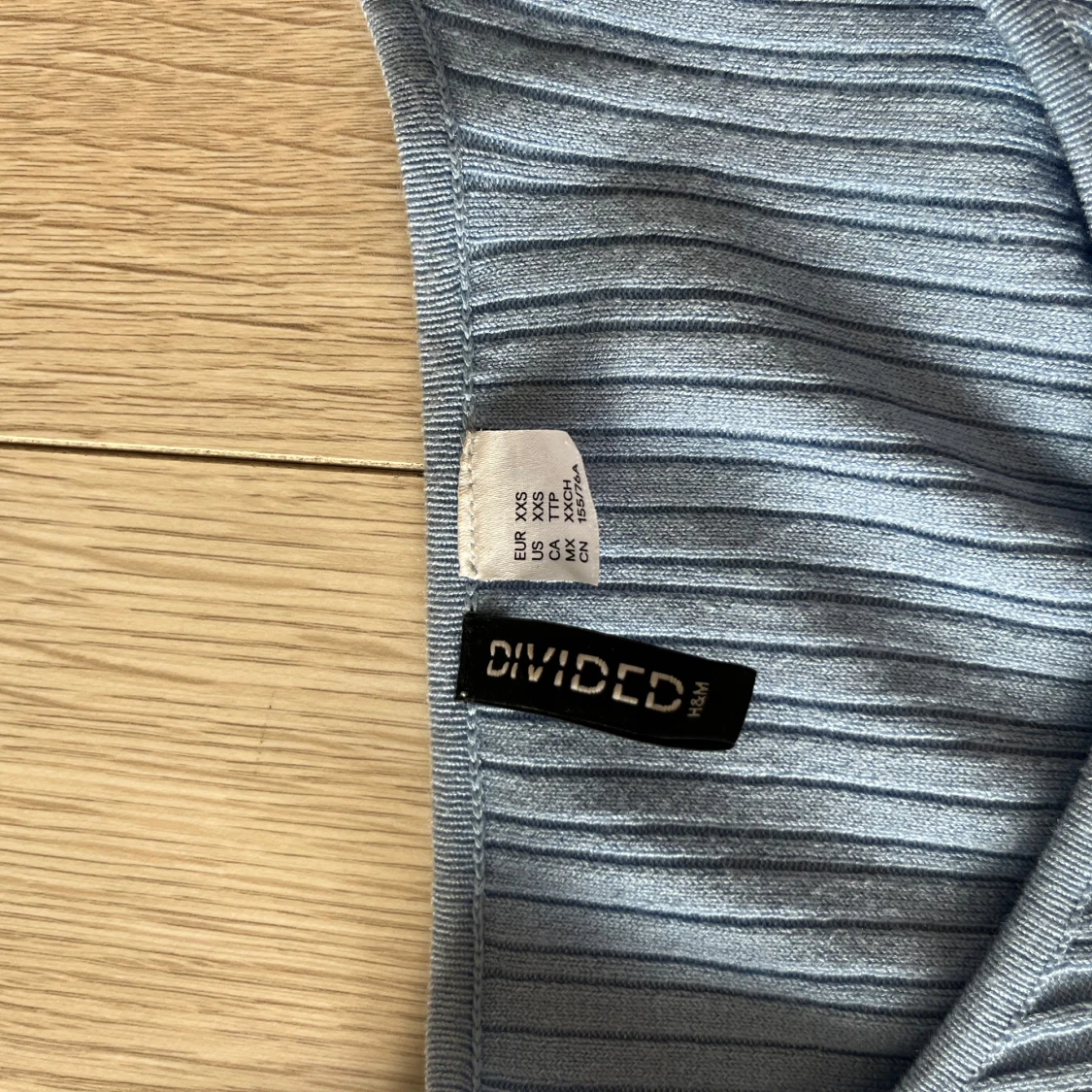 Blå ribbad tröja från Divided - 1