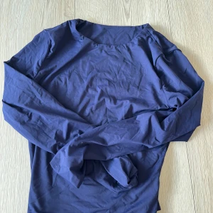 Mörkblå långärmad topp - Säljer en stilren mörkblå långärmad topp i mjukt och stretchigt material. Perfekt för en enkel och bekväm look. Tillverkad av polyester och elastan för en skön passform.🩷🩷