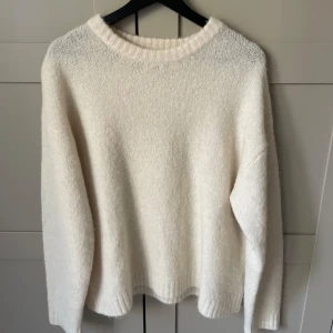 Vit stickad tröja - Säljer denna jättefina vita stickade tröjan från nakd, använd fåtal gånger och i fint skick 🌸