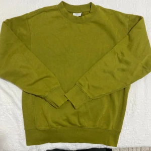 Olivgrön oversized tröja från H&M - Säljer en olivgrön oversized tröja från H&M. Tröjan har långa ärmar och ribbade muddar vid ärmslut och nederkant. Perfekt för en avslappnad stil. 🌿helt ny aldrig använt 