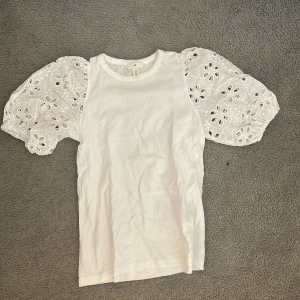Vit blus från hm💘 - Säljer en vit blus från hm med spetsärmar. Jättefin och trendig topp!