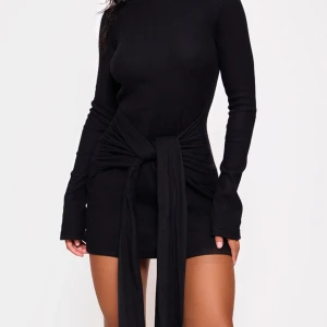 Svart klänning med knyte - Snygg svart ribbad klänning med knytning i midjan. Nyskick!!!❤️perfekt till nyår och fest