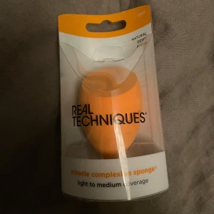 Sponge från Real Techniques - Miracle Complexion Sponge från Real Techniques. Den är helt ny och oanvänd. Den tillkommer o plasten/ paketet. 