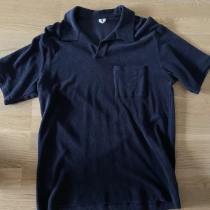 Mörkblå frotté piké  - Aldrig använd frotté tröja i storlek M