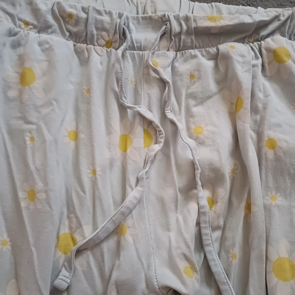 Blommiga pyjamasbyxor med snörning - 1