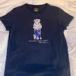 Polo Bear T-shirt | Ralph Lauren - ‼️Svart tshirt med sällsynt Polo Bear tryck‼️    Märke: Polo Ralph Lauren🏷️    Storlek: M 📏    Passform: Ganska smal 📌    Skick: ⭐️8.5/10⭐️    Fraktar: Inom 1 dag 📦