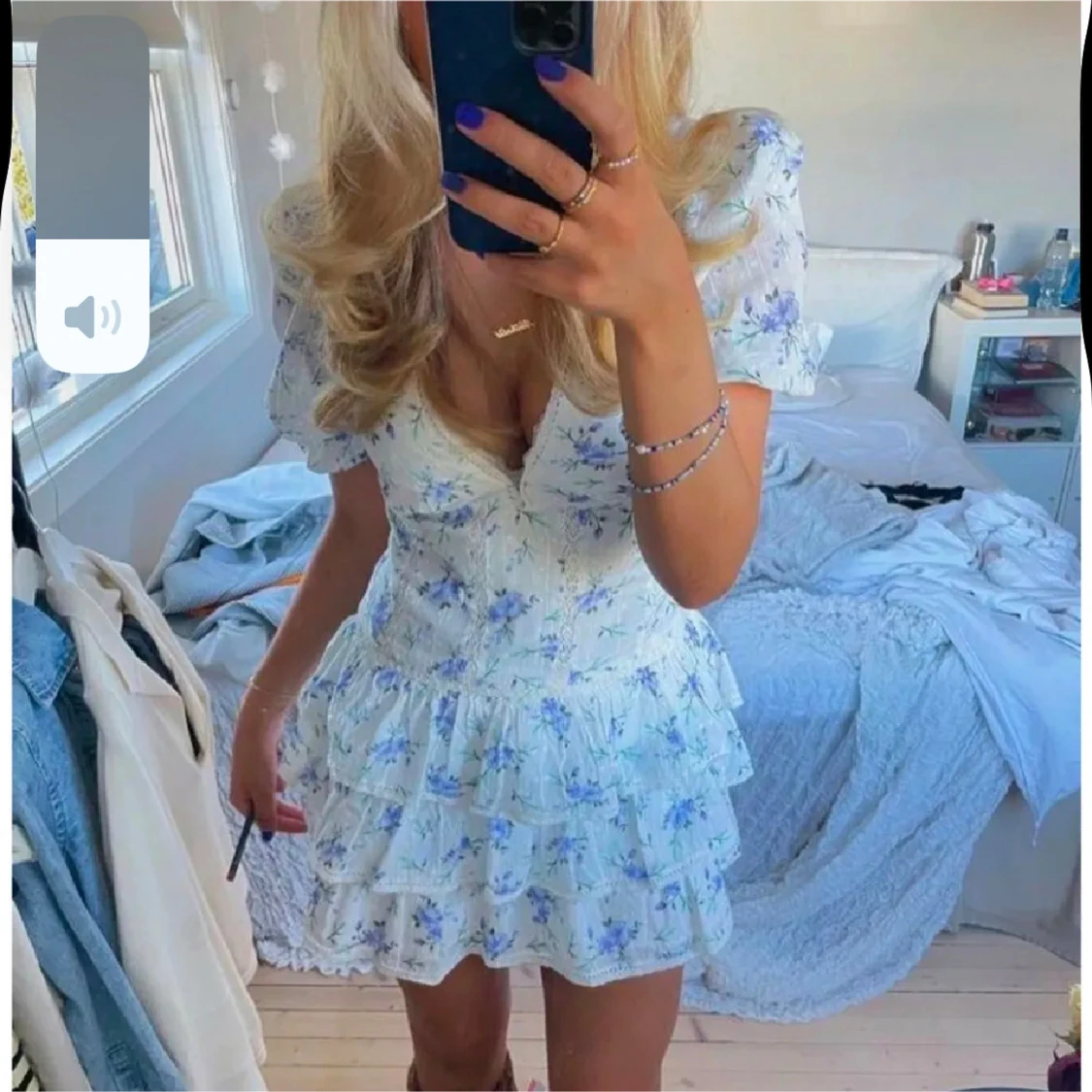 Blommig kortklänning med volang