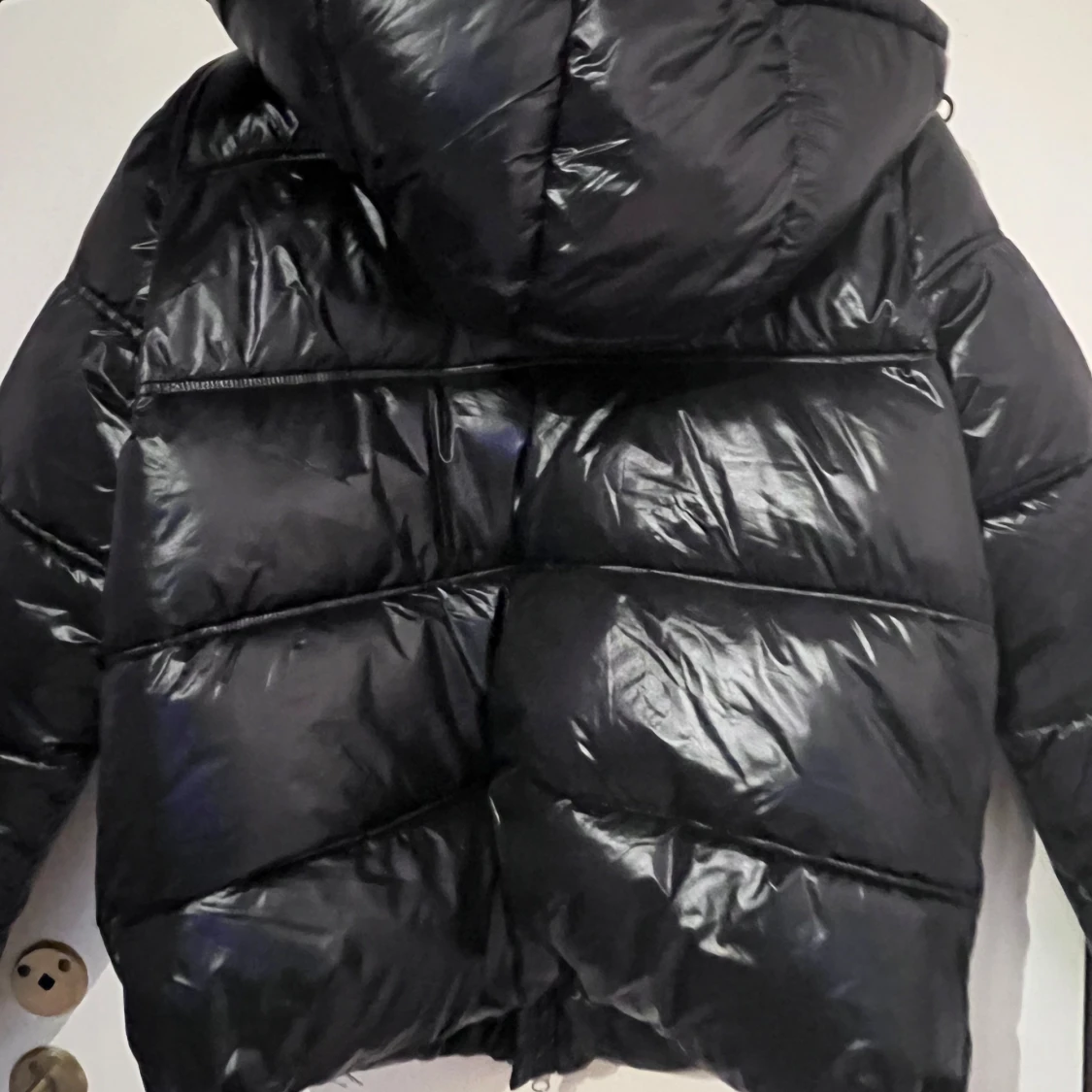 Svart pufferjacka med dragkedja - 1