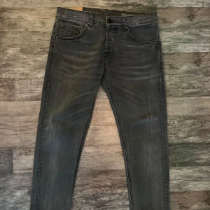 Dondup Jeans - Säljer dessa snygga mörkgråa dondup jeansen. Modellen kallas ”Ritchie” som är väldigt likt modellen George. Storleken är 33 men passar även 32-31. 9/10 skick, inga defekter alls. Hör av dig vid några funderingar!