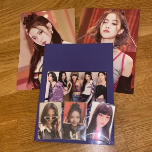 ITZY album - Säljer ITZY cheshire album för 200kr💕kommer med cd, 3st Photocards, 2st små posters💕Inga stora skador och skriv för fler bilder
