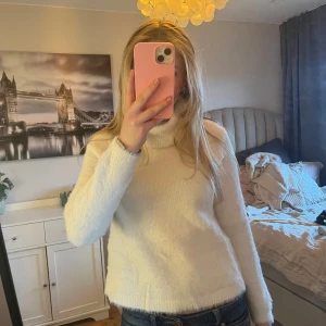 Polo tröja - Säljer denna jättesöta polotröja eftersom den är för liten för mig!🩷Storleken står att den är M men skulle säga att det är S/XS. Hör av dig om du har några frågor!💞💞