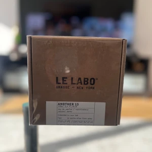 Le Labo Another 13 Eau de Parfum - Upptäck Le Labo Another 13, en unik doft från Grasse och New York. Parfymen kommer i en stilren brun kartong med tydlig märkning. Perfekt för den som söker en exklusiv och modern doftupplevelse.