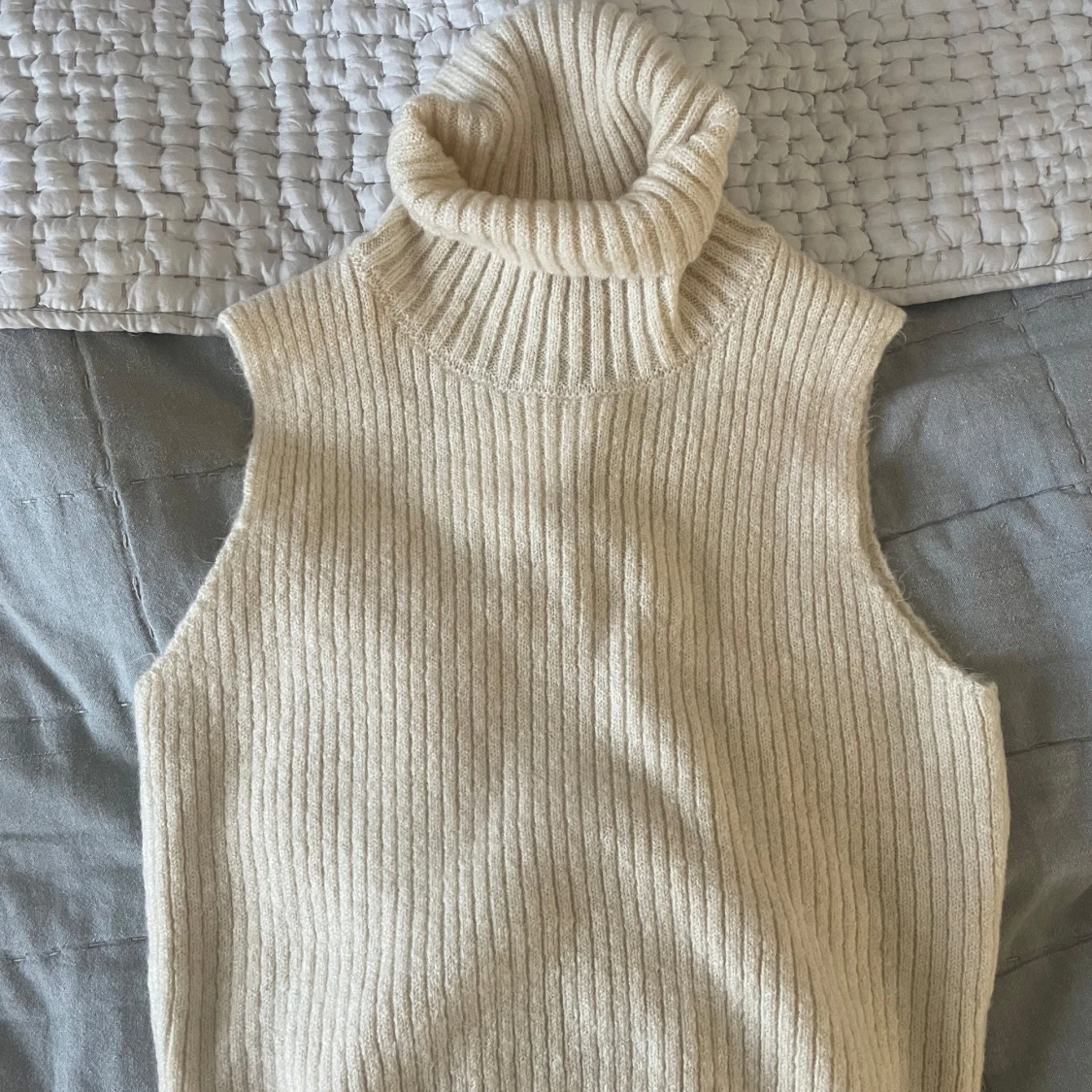 Beige ribbad stickad väst