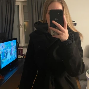 Svart kappa - En svart kappa från new yorker. Använd typ 1-3 gånger , inte riktigt min stil men den är jätte fin. Storlek xs men kan passa i storlek s med