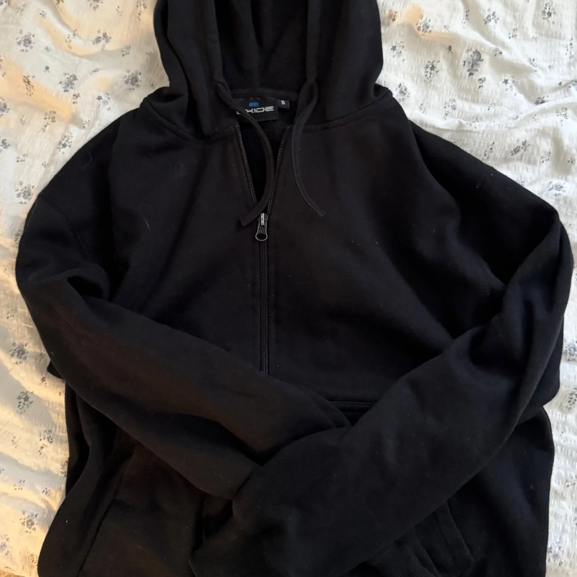 Svart hoodie med dragkedja - 1