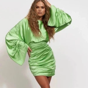 Grön satin klänning - Snygg grön klänning i satin med långa vida ärmar och en tight passform. Hanna schönberg x nakd i 36