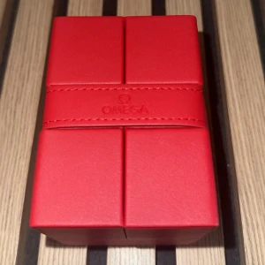 Omega klockbox travel pouch klock förvaring - Omega Klockbox  Skick: 9,5/10 Pris: 490kr Frakt: (Hemlevererat spårbart)📦  Tveka inte att höra av dig vid minsta frågan!