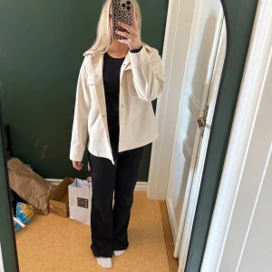 Beige jacka - Säljer en beige jacka/overshirt med knappar framtill. Har en avslappnad passform. Passar bra till både jeans och byxor.