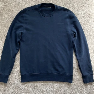Mörkblå tröja från J.Lindeberg - Tja! Säljer denna stilrena mörkblå tröjan från J.Lindeberg. Den är bara använd ett fåtal gånger. Storleken är S men passar även M. Tveka inte på att höra av dig om du har några frågor eller funderingar kring tröjan!