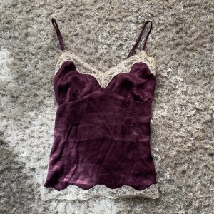 Lila sammetstopp med spetsdetaljer - Säljer en jättefin vintage spetslinne! 💜Köpte på vinter för länge sen men är inte använd av mig!