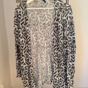 Svart och grå mönstrad kofta från H&M!  - Svart och grå mönstrad tunn kofta från H&M divided i storlek M. Sparsamt använd.