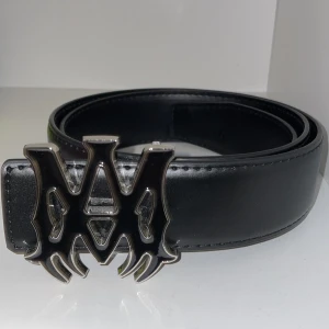 Svart Amiri bälte - Svart amiri bälte, aldrig använt och 110cm lång.