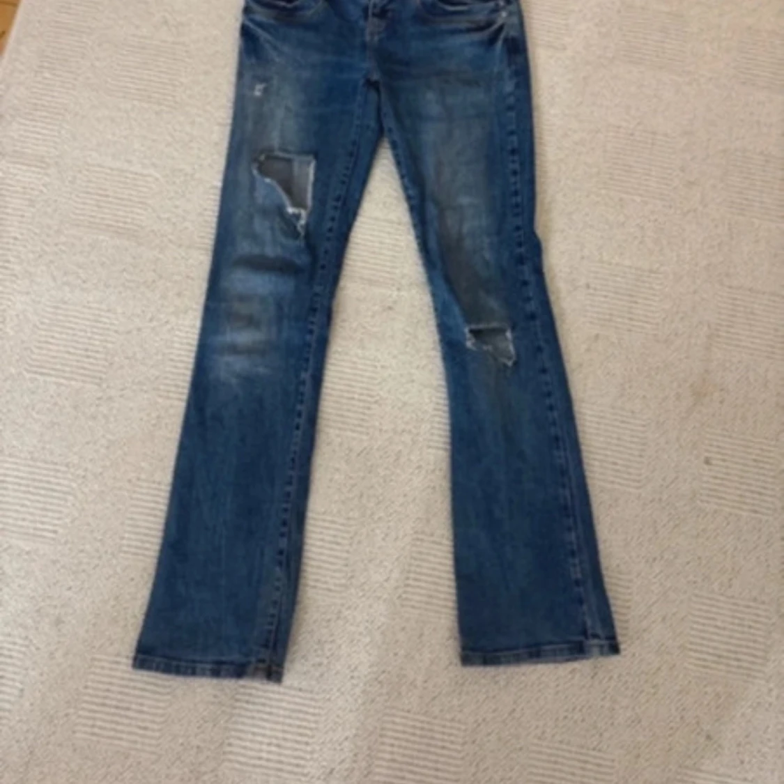 Blå jeans med slitningar - 2