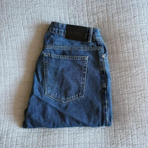 Grunt jeans - Iprincip helt OANVÄNDA mörkblå grunt jeans | Nyskick 9.5/10 | Storlek: 29/176 | Nypris: 600kr | Passform: Street Loose | Fraktar spårbart med Instabox eller PostNord | Hör av er vid funderingar | A&W fashion 