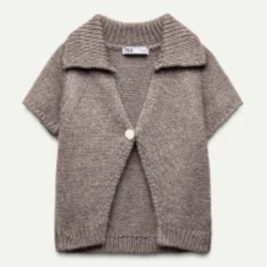 kofta från Zara - Stickad kofta ifrån Zara. Andvänd 1 gång! Skicka för fler bilder💗