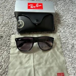 Rayband boyfriend  - Hej jag säljer nu dessa helt nya glasögon då dom inte riktigt passade min typ dem är helt ny och knappt rörd