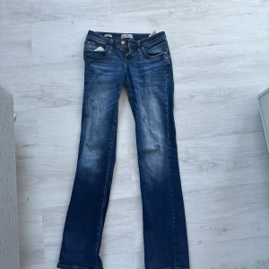 Blå jeans från ID - Helt oanvända nya jeans från LTB storlek 26/34 i modellen Valarie. Blåa med en tvätt på framsidan. Finns i djur/ rökfritt hem. 550kr + frakt