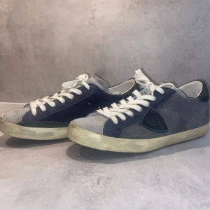 Philippe model - Säljer mina riktigt snygga och trendiga  Philippe model skor. Skicket är väldigt bra 9/10 ✅De är i storlek 41 men passar även de med 42. Här gärna av er vid fler frågor eller bilder🙌