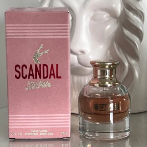 Scandal Eau de Parfum från Jean Paul Gaultier - Säljer min Jean Paul Gaultier scandal då den inte passar mig. Doften är söt med Honung och mandarin och passar på den som gillar söta dofter. Den är söt men elegant och passar dom flesta. Jag har använt ca 4ml så de är 26ml kvar i flaskan ca. Flaskan är på 30ml. Den har förvarats i sin förpackning🍯
